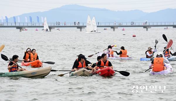 무더운 날씨가 이어진 31일 시흥시 거북섬 일원에서 열린 ‘제17회 전국해양스포츠제전’을 찾은 시민들이 수상레저를 즐기며 더위를 식히고 있다. 2025.8.31 /최은성기자 ces7198@kyeongin.com