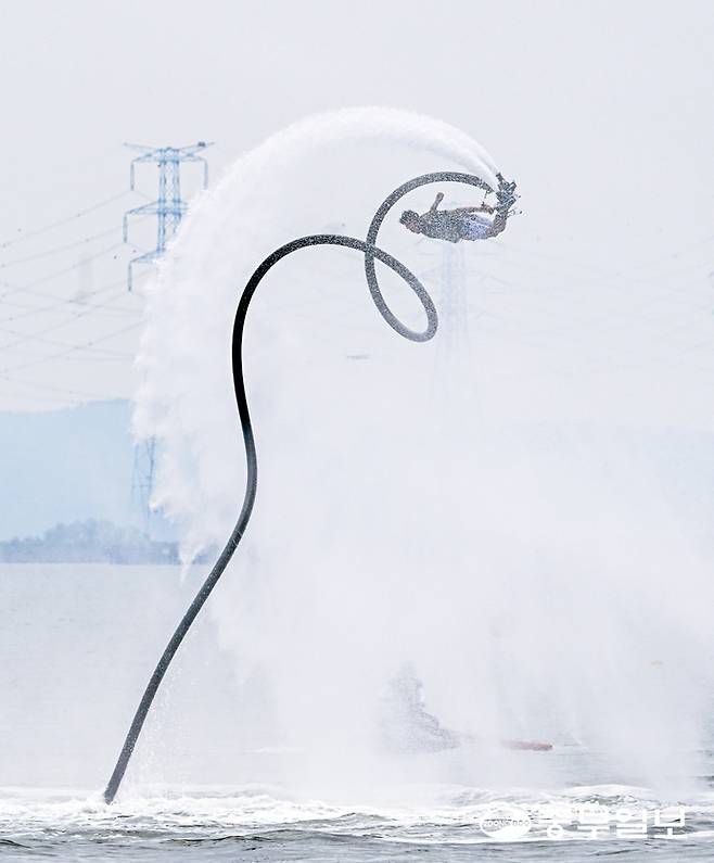 31일 오후 시흥시 거북섬 일원에서 열린 제17회 전국해양스포츠제전 플라잉보드 종목에 참가한 선수가 멋진 묘기를 선보이고 있다. 임채운기자