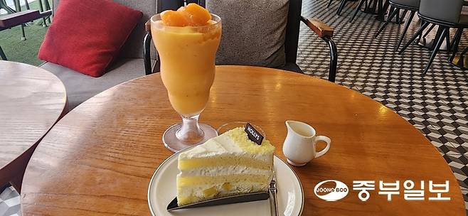 카페 프팬차이즈 할리스가 최근 출시한 사을 시즌 메뉴인 청도 홍시 듬뿍 스무디와 꿀고구마 카스텔라 케이크. 신연경기자