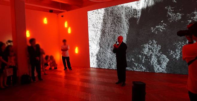 CNCITY마음에너지재단은 프랑스 현대미술의 거장 로랑 그라소를 초청, 8월 31일부터 대전 동구 헤레디움에서 '미래의 기억들(Memories of the Future)' 전시회를 개최한다. 로랑 그라소 작가가 전시 작품에 대해 소개하고 있다. /김흥수 기자