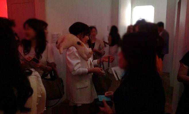 CNCITY마음에너지재단은 프랑스 현대미술의 거장 로랑 그라소를 초청, 8월 31일부터 대전 동구 헤레디움에서 '미래의 기억들(Memories of the Future)' 전시회를 개최한다.개막 전날 열린 VIP 오프닝 행사에 참석한 '팝아티스트' 낸시랭이 관람객들과 소통하고 있다. /김흥수 기자