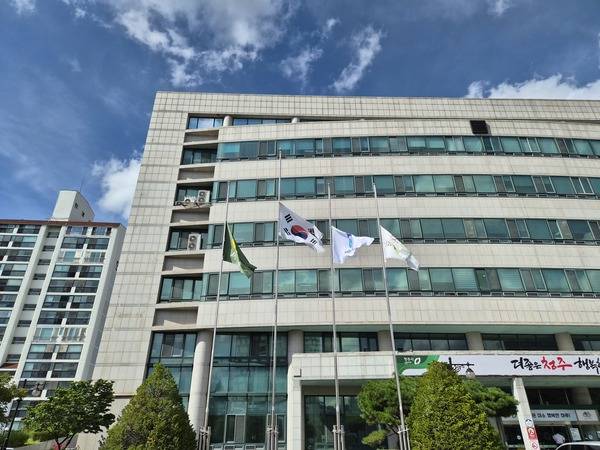 8월 29일은 경실국치일이다. 이날은 우리나라가 일제에 국권을 빼앗긴 날이다. 1910년 경술년에 나라를 잃은 치욕적인 날이라 해서 경술국치일이라 불린다. 경술국치일인 29일 청주 청원구청(왼쪽)에는 조기가 게양돼 있다. 반면 청원경찰서는 태극기를 내려 달지 않아 대조적이다. 충북도는 지난 2022년 '충청북도 국기 게양일 지정 및 선양 등에 관한 조례'에 따라 경술국치일인 8월 29일 조기를 게양하고 있다. 사진=김진로 기자&nbsp;kjr6040@cctoday.co.kr