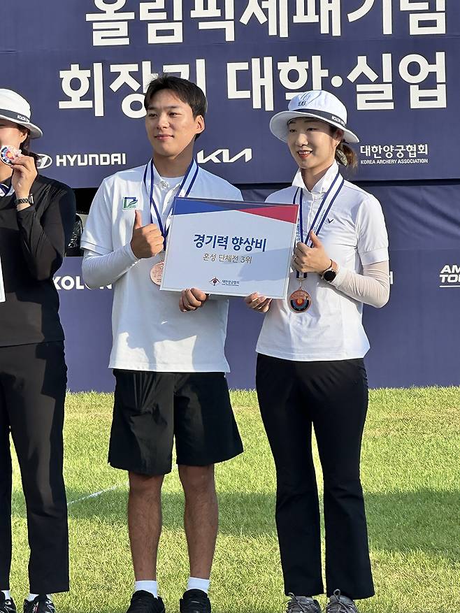 일반부 혼성단체전에서 동메달을 합작한 이진용과 최미선이 시상식에서 포즈를 취하고 있다.<남구청 제공>