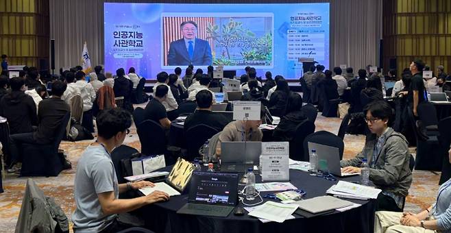 인공지능(AI)사관학교 제6기 교육생 330명이 지난 5월 28일 고흥 썬밸리리조트에서 입교식을 진행하고 있다. 사진은 사설의 특정 내용과 관련 없음. /광주시 제공