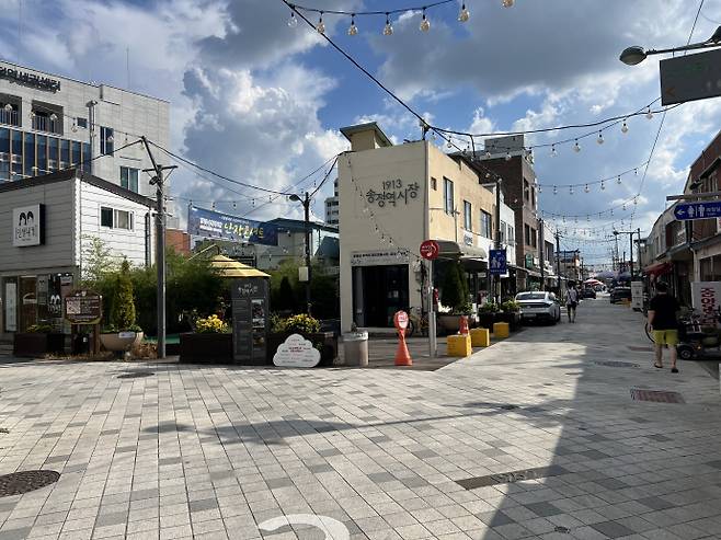 지난 30일 광주 광산구 송정동 1913송정역시장 곳곳 점포에는 '임대문의' 안내문이 붙어있었다. 주말임에도 불구하고 거리에 보이는 손님들은 눈에 띄게 적었다. /박건우 기자