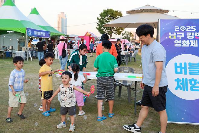 아이들이 행사장에 마련된 비눗방울 체험을 하며 신나는 시간을 보내고 있다. 이수화 기자