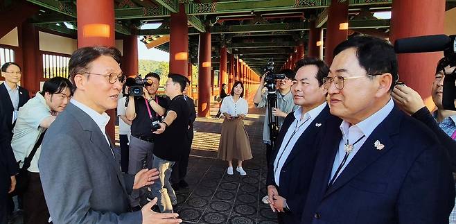 김민석 국무총리(왼쪽)가 지난 29일 경주를 방문해 김학홍 경북도행정부지사, 주낙영 경주시장(오른쪽)과 APEC 정상회의 준비 상황에 대한 얘기를 나누고 있다./경북도 제공