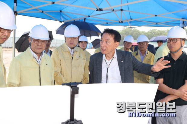 허민 국가유산청장과 왕경복원 현장 점검하는 김석기 국회의원.