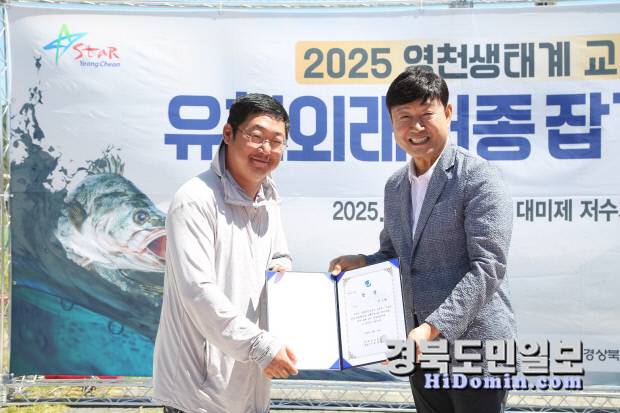 3등을 차지한 안시현(구미)씨와 배영환 본사 부사장.