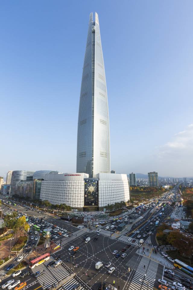 한국 대표 랜드마크 건물로 자리매김한 높이 555m의 롯데월드타워. 부산일보DB