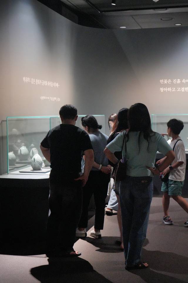 고려 상형청자 특별전을 관람하고 있는 방문객들. 국립경주박물관 제공