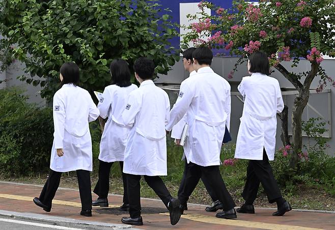 흰 가운을 입은 대구지역 수련병원 의료진들이 병동으로 이동하고 있다. 전공의 복귀를 앞두고 지역 의료현장에도 변화의 바람이 감지된다.<영남일보 DB>