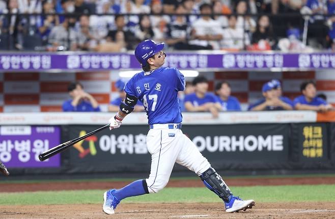 31일 오후 6시 대전 한화생명볼파크에서 열린 '2025 신한 SOL 뱅크 KBO리그' 삼성 라이온즈와 한화 이글스 경기에서 강민호가 홈런을 치고 있다. <삼성 라이온즈 제공>