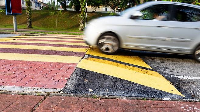 과속방지턱 부드럽게 넘기