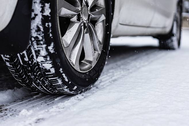 겨울철 도로에 뿌려진 염화칼슘 세척