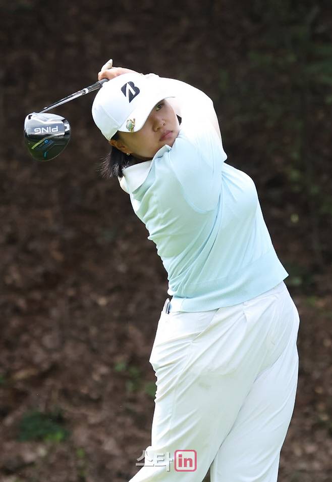 신다인이 30일 경기도 용인시 처인구 써닝포인트CC에서 열린 제14회 KG 레이디스 오픈 2R에서 18홀 티샷을 날리고 있다. 사진=이영훈 기자