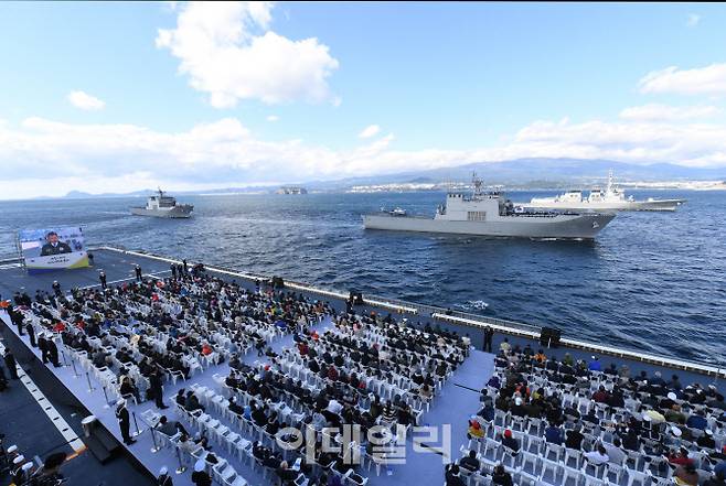 지난 2018년 10월 제주 인근 해상에서 열린 해군 국제관함식에서 당시 문재인 대통령이 기념사를 하고 있다. (사진=해군)