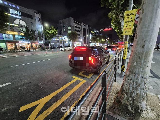 지난 25일 오후 10시쯤 서울 강남구 대치동 학원가 ‘절대 주정차 금지구역’ 표시 위로 학생들을 기다리는 픽업 차량이 줄지어 서있다. (사진=정윤지 기자)