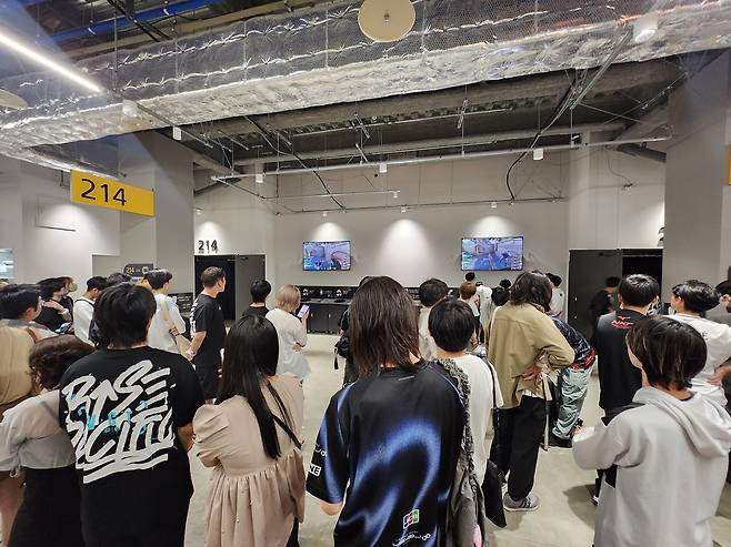 - 밖에서 시청하는 관람객들도 꽤 많다&nbsp;