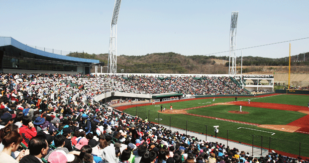 울산광역시 남구 옥동에 위치한 야구장으로 2012년 9월 28일 착공하였으며 2014년 3월 22일 개장하였다.관람석은 총 12,068석으로 고정석(내야)은 8,038석, 잔디석(외야)은 4,000석, 스카이박스 30명이 설치되어 있다.구장 크기는 좌·우 펜스까지 101m, 중앙 펜스까지 122m이며, 2014시즌부터 롯데 자이언츠의 제2홈구장으로 사용되고 있다.