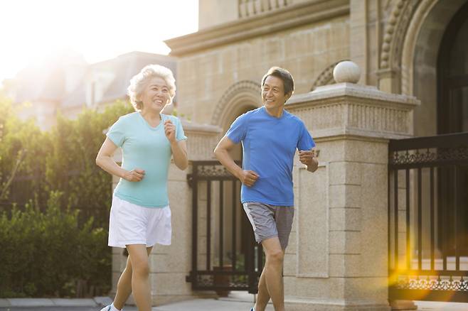 나이 들어도 신체, 두뇌활동을 활발하게 하면 치매 예방에 큰 도움이 된다. [사진=게티이미지뱅크]
