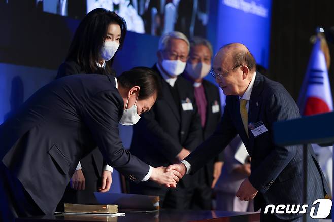 윤석열 전 대통령과 김건희 여사가 2022년 12월 5일 오전 서울 강남구 그랜드 인터컨티넨탈 서울파르나스에서 열린 제54회 국가조찬기도회에서 이봉관 국가조찬기도회장과 악수하고 있다. (대통령실 제공) 2022.12.5/뉴스1 ⓒ News1 오대일 기자