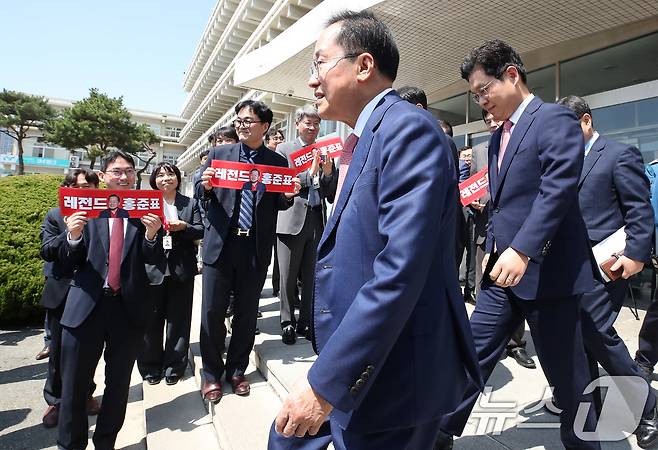 (대구=뉴스1) 남승렬 기자 = 차기 대구시장을 선출하기 위한 전국동시지방선거가 9개월여 앞으로 다가온 가운데 정치권 안팎에서 수많은 후보가 거론돼 차기 민선 9기 대구시정을 누가 잡을 지 관심이 쏠린다. 사진은 지난 4월 대권에 도전하는 홍준표 대구시장이 대구시 산격청사에서 퇴임식을 마친 뒤 직원들의 배웅을 받으며 청사를 나서는 모습. (사진은 기사 내용과 무관함) 2025.4.11/뉴스1 ⓒ News1 자료 사진