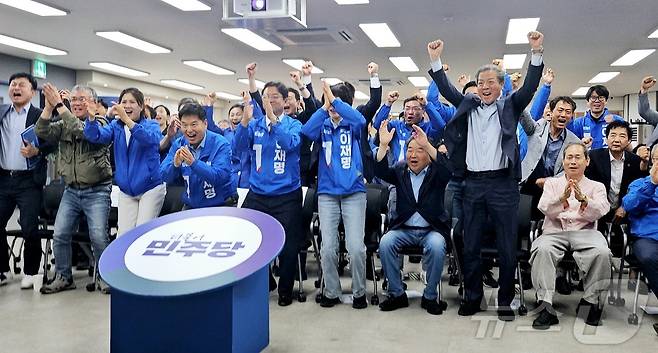 지난 6월3일 오후 제21대 대선 본투표가 종료된 직후 지상파 방송3사가 실시한 공동 출구조사에서 이재명 더불어민주당 대통령 후보가 우세하다는 예측 결과가 나오자 민주당 대구시당에서 선거대책위원회 관계자와 당원 등이 환호하고 있다. 2025.6.3/뉴스1 ⓒ News1 남승렬 기자