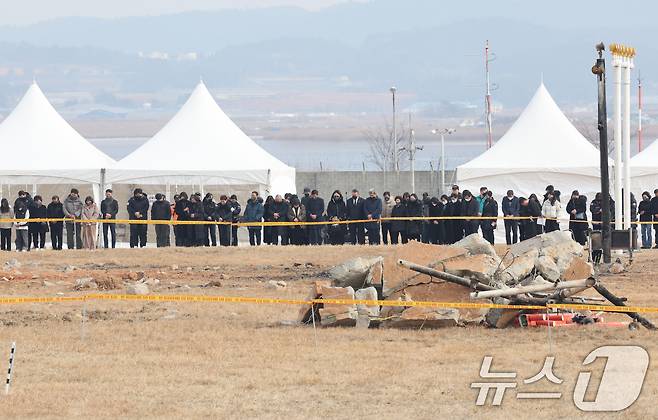 지난 1월 18일 전남 무안항공 2층 로비에서 열린 12.29 제주항공 여객기참사 합동 추모식을 마친 유가족과 정부, 당 관계자들이 사고 현장을 찾아 애도의 시간을 갖고 있다. 2025.1.18/뉴스1 ⓒ News1 김태성 기자