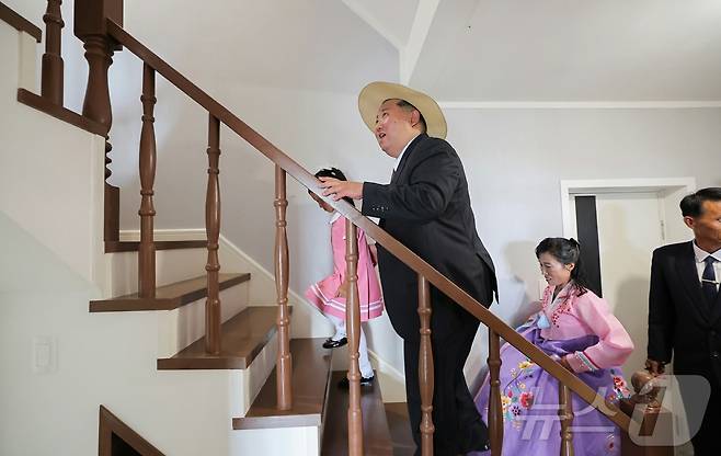 (평양 노동신문=뉴스1) = 북한 노동당 기관지 노동신문은 31일 김정은 당 총비서의 참석 아래 "지방 진흥의 새 시대와 더불어 동해 기슭에 또 하나의 기념비적 창조물로 일떠선 낙원군 바닷가 양식사업소 준공식이 8월 30일 성대히 진행됐다"라고 보도했다. [국내에서만 사용가능. 재배포 금지. DB 금지. For Use Only in the Republic of Korea. Redistribution Prohibited] rodongphoto@news1.kr