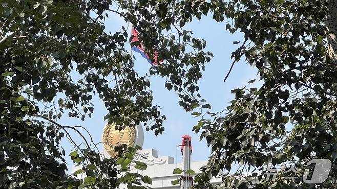 중국 베이징 외교가에 있는 주중 북한대사관 옥상에 새로 설치된 조형물이 보인다. 2025.8.31/뉴스1 ⓒ 뉴스1 김일창 기자