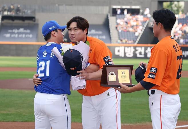 오승환(왼쪽)의 두 번째 은퇴 투어가 31일 대전 한화생명볼파크에서 펼쳐졌다. 오승환과 류현진(가운데)이 포옹하고 있다. (삼성 라이온즈 제공)