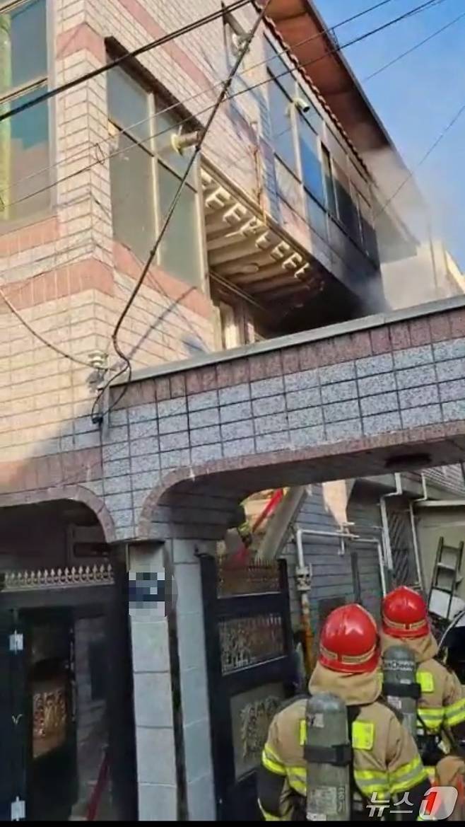 31일 오전 7시 25분쯤 대구 북구 구암동의 한 다세대주택에서 불이 나 소방 당국이 진화하고 있다. (대구소방안전본부 제공. 재판매 및 DB 금지) 2025.8.31/뉴스1
