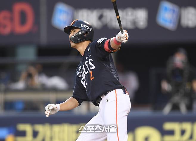 한화 심우준이 타구를 바라보고 있다. 잠실 | 최승섭기자 thunder@sportsseoul.com