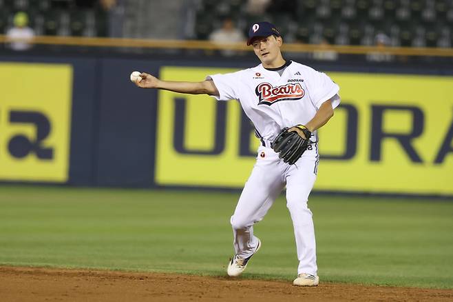 두산 안재석이 12일 서울 잠실구장에서 열린 2025 KBO리그 정규시즌 NC전 대수비로 나서 수비하고 있다. 사진 | 두산 베어스