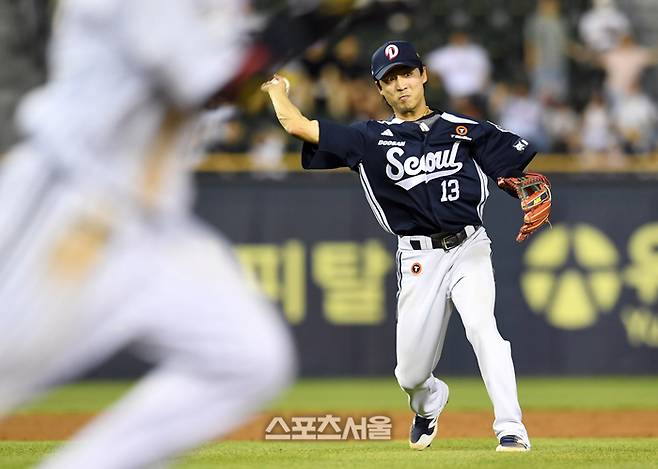 두산 유격수 이유찬이 5일 잠실구장에서 열린 2025 KBO리그 LG와 경기  5회말 무사 투수 최승용 맞고 굴절된 LG 문보경의 타구를 잡아 1루로 송구하고 있다. 잠실 | 박진업 기자 upandup@sportsseoul.com