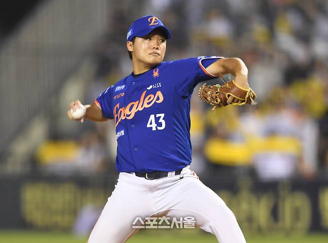한화 투수 정우주가 서울 잠실구장에서 열린 2025 KBO리그 LG와 경기 8회 역투하고 있다. 잠실 | 최승섭기자 thunder@sportsseoul.com