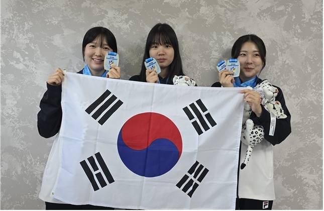 제16회 아시아사격선수권 50m 소총복사 여자 주니어부 단체전에서 금메달을 따낸 심여진-김태희-오세희(왼쪽부터). 사진 | 대한사격연맹