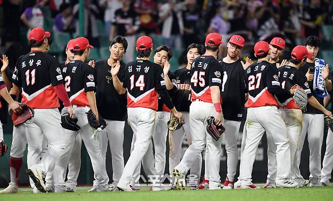 KIA 선수들이 27일 인천SSG랜더스필드에서 열린 2025 KBO리그 SSG와 경기에서 승리한 후 하이파이브를 나누고 있다. 문학 | 박진업 기자 upandup@sportsseoul.com