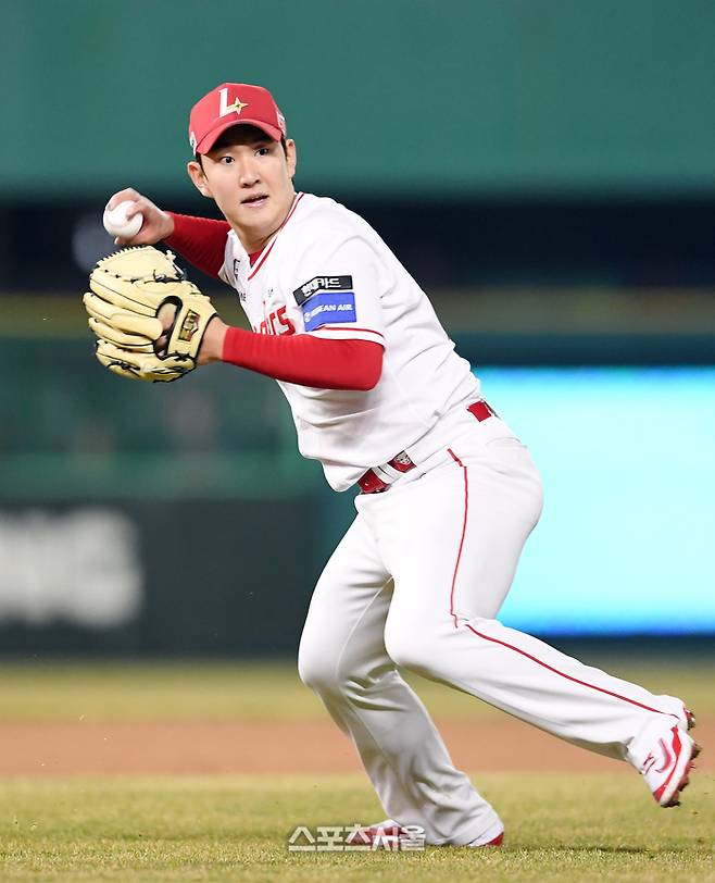 SSG 선발투수 송영진이 26일 인천 SSG랜더스필드에서 열린 2025 KBO리그 롯데와 경기 5회초 1사 1루 상황에서 롯데 전준재의 내야 안타 때 타구를 잡아 1루로 송구하고 있다. 문학 | 박진업 기자 upandup@sportsseoul.com