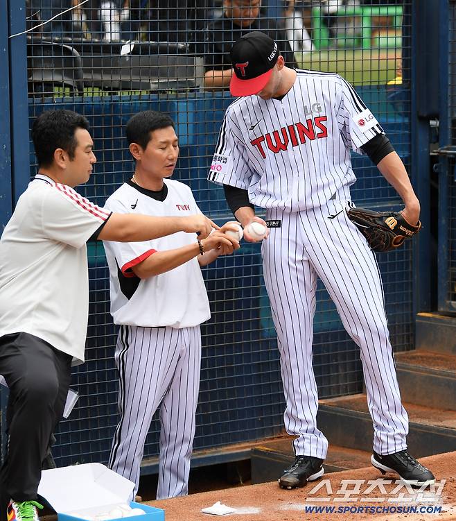 9일 잠실구장에서 열린 LG 트윈스와 한화 이글스의 경기. LG 톨허스트가 염경엽 감독과 대화를 나누고 있다. 잠실=박재만 기자 pjm@sportschosun.com/2025.08.09/