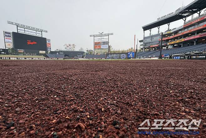 31일 대전 한화생명볼파크에서 삼성-한화전이 열릴 예정이지만 비가 내리고 있다. 배수 시스템이 좋은 경기장의 그라운드 상태는 아직 괜찮은 상태다. 사진=정재근 기자 cjg@sportschosun.com
