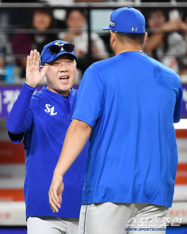 30일 대전 한화생명볼파크에서 열린 삼성-한화전. 4대0으로 승리한 삼성 박진만 감독이 후라도와 하이파이브하고 있다. 대전=정재근 기자 cjg@sportschosun.com/2025.8.30/