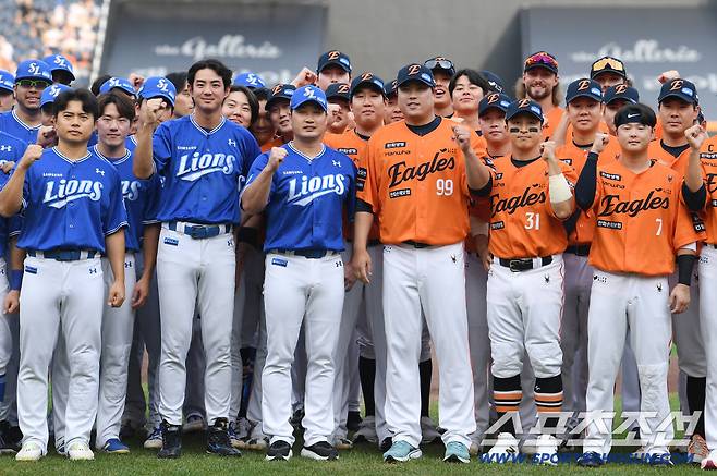 31일 대전 한화생명볼파크에서 열린 삼성-한화전. 경기 전 오승환의 은퇴 투어 행사가 열렸다. 오승환과 양팀 선수들이 함께 기념사진을 찍고 있다. 대전=정재근 기자 cjg@sportschosun.com/2025.8.31/