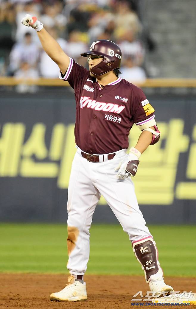 31일 잠실구장에서 열린 LG 트윈스와 키움 히어로즈 경기. 4회초 2사 2,3루 키움 임지열이 적시타를 날린 뒤 환호하고 있다. 잠실=박재만 기자 pjm@sportschosun.com/2025.08.31/