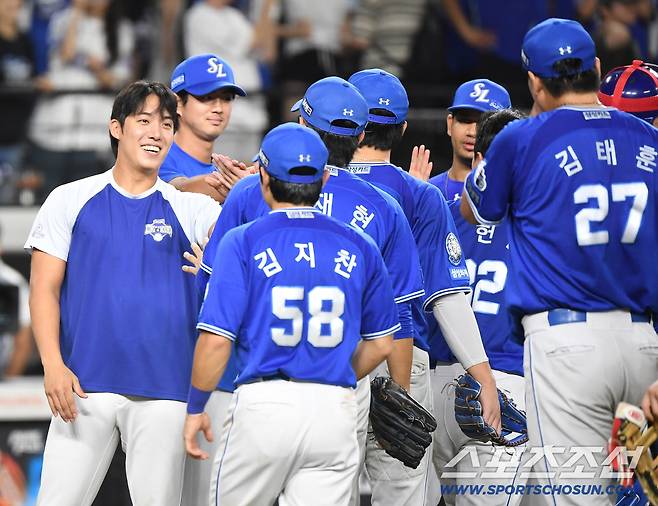31일 대전 한화생명볼파크에서 열린 삼성-한화전. 삼성이 5대3으로 승리하며 3연전을 싹쓸이 했다. 승리투수 원태인이 선수들을 맞이하고 있다. 대전=정재근 기자 cjg@sportschosun.com/2025.8.31/