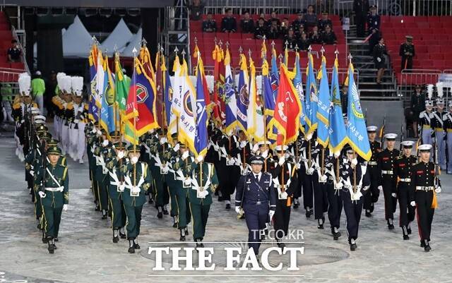 출산율 저하에 따른 인구 감소로 우리 국군 병력 자원이 줄어들고 있다. 병역 자원 수급 부족 문제를 개선할 병역제도 개편의 필요성은 날로 커지고 있다. 사진은 기사와 직접적인 관련이 없음. /더팩트 DB