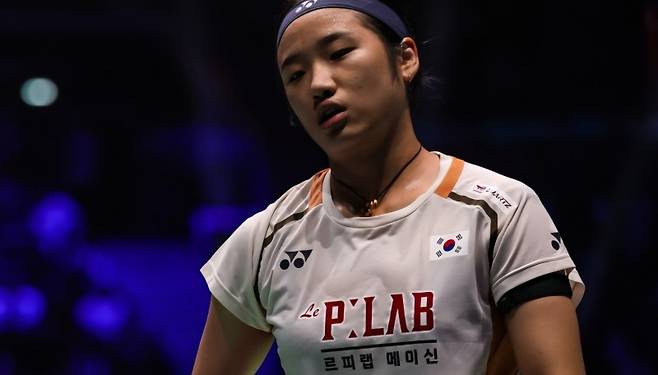 안세영이 30일 2025 파리 세계배드민턴선수권대회 여자단식 4강전에서 천위페이에 15-21, 17-21로 진 뒤 침통해 하고 있다. 사진/BWF(세계배드민턴연맹)