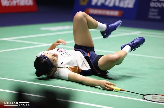안세영이 천위페이와의 4강전 도중 셔틀콕을 받다가 코트에 넘어져 있다. 사진/대한배드민턴협회