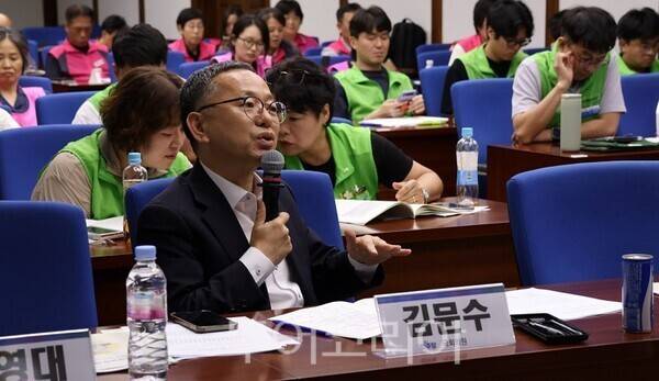 김문수 의원이 29일 오후 국회도서관 소강당에서 더불어민주당 을지로위원회·서울시당·전국학교비정규직연대회의와 함께 '학교비정규직 격차해소와 방학 중 무임금 대책 토론회'에서 발언을 하고 있다.